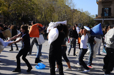 LOTTA DI CUSCINI flash mob fotografie di Giulio Azzarello ©2014. LOTTA DI CUSCINI flash mob fotografie di Giulio Azzarello ©2014.