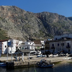 ISOLA. Fotografie di Giulio Azzarello &copy;2024.