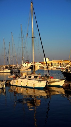 BARCHE. Fotografie di Giulio Azzarello ©2022. BARCHE. Fotografie di Giulio Azzarello ©2022.