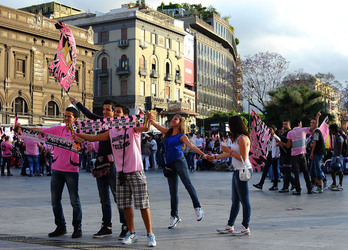I TIFOSI DEL PALERMO CALCIO in piazza per festeggiare. Fotografie di Giulio Azzarello ©2014. I TIFOSI DEL PALERMO CALCIO in piazza per festeggiare. Fotografie di Giulio Azzarello ©2014.