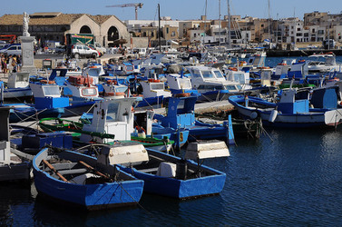 Il PORTO DI FAVIGNANA in Sicilia visioni panoramiche o particolari. Fotografie di Giulio Azzarello &copy;2014.