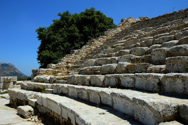 SEGESTA il sito archeologico il teatro greco e l acropoli. Panorami e particolari. Fotografie di Giulio Azzarello &copy;2014.