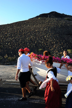 PROCESSIONE RELIGIOSA DEL MARE a Linosa. Fotografie di Giulio Azzarello ©2014. PROCESSIONE RELIGIOSA DEL MARE a Linosa. Fotografie di Giulio Azzarello ©2014.