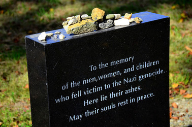 AUSCHHWITZ BIRKENAU le lapidi della memoria. Fotografie di Giulio Azzarello &copy;2016.
