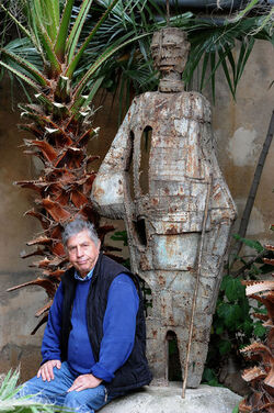 ANGELO DENARO pittore artista siciliano con la sua scultura di ferro. Fotografie di Giulio Azzarello &copy;2014.