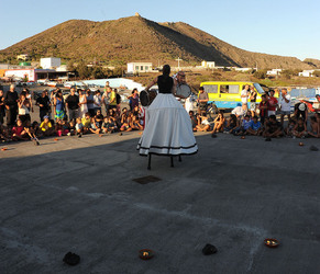 TRAMPOLIERI A LINOSA in Sicilia tutti i momenti dello spettacolo. Fotografie di Giulio Azzarello &copy;2014.