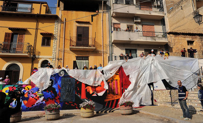 IL MURO DELL ANTIMAFIA e della legalit&agrave; a Partinico in Sicilia. Fotografie di Giulio Azzarello &copy;2014.
