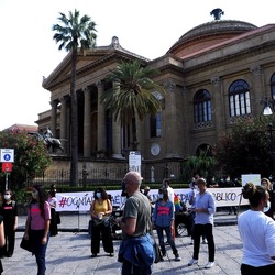 TEATRANTI che manifestano. Fotografie di Giulio Azzarello ©2020. TEATRANTI che manifestano. Fotografie di Giulio Azzarello ©2020.