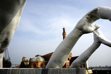 LE MANI DI LORENZO QUENN Biennale di Venezia. Fotografie di Giulio Azzarello &copy;2020.