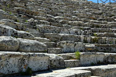 SEGESTA il sito archeologico il teatro greco e l acropoli. Panorami e particolari. Fotografie di Giulio Azzarello &copy;2014.