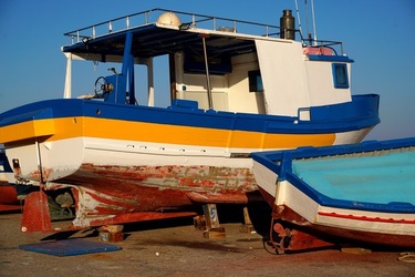 BARCHE. Fotografie di Giulio Azzarello ©2022. BARCHE. Fotografie di Giulio Azzarello ©2022.