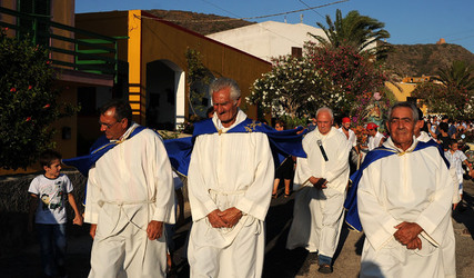 PROCESSIONE RELIGIOSA DEL MARE a Linosa. Fotografie di Giulio Azzarello ©2014. PROCESSIONE RELIGIOSA DEL MARE a Linosa. Fotografie di Giulio Azzarello ©2014.