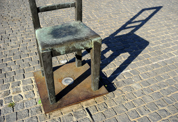 LA SEDIA DELLA MEMORIA nel quartiere ebraico di Cracovia. Fotografie di Giulio Azzarello &copy;2016.