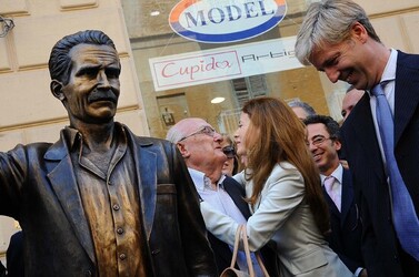 CAMILLERI e MONTALBANO a Porto Empedocle Agrigento . Fotografie di Giulio Azzarello ©2014. CAMILLERI e MONTALBANO a Porto Empedocle Agrigento . Fotografie di Giulio Azzarello ©2014.