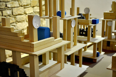 ANNE CLEMENCE de GROLEE e una sua installazione. Fotografie di Giulio Azzarello &copy;2014.