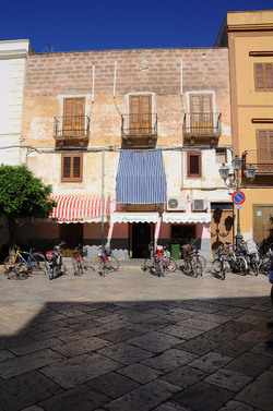 Il PORTO DI FAVIGNANA in Sicilia visioni panoramiche o particolari. Fotografie di Giulio Azzarello &copy;2014.