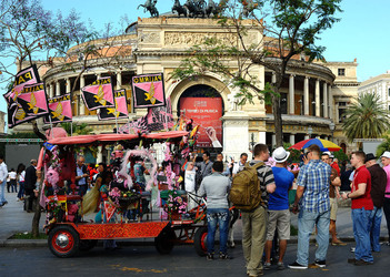 I TIFOSI DEL PALERMO CALCIO in piazza per festeggiare. Fotografie di Giulio Azzarello ©2014. I TIFOSI DEL PALERMO CALCIO in piazza per festeggiare. Fotografie di Giulio Azzarello ©2014.