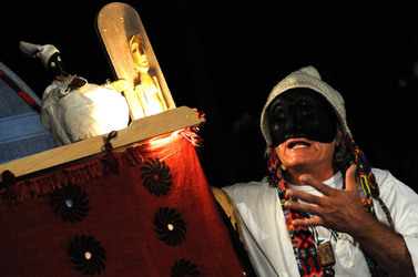 BRUNO LEONE e il suo Pulcinella spettacolo. Fotografie di Giulio Azzarello ©2014. BRUNO LEONE e il suo Pulcinella spettacolo. Fotografie di Giulio Azzarello ©2014.