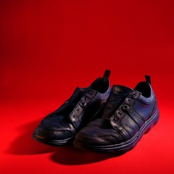 SCARPE. Fotografia di Giulio Azzarello ©2023. SCARPE. Fotografia di Giulio Azzarello ©2023.