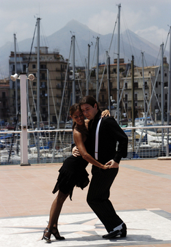 DIEGO CALARCO e il suo tango argentino. Fotografie di Giulio Azzarello ©2014. DIEGO CALARCO e il suo tango argentino. Fotografie di Giulio Azzarello ©2014.