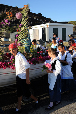 PROCESSIONE RELIGIOSA DEL MARE a Linosa. Fotografie di Giulio Azzarello ©2014. PROCESSIONE RELIGIOSA DEL MARE a Linosa. Fotografie di Giulio Azzarello ©2014.