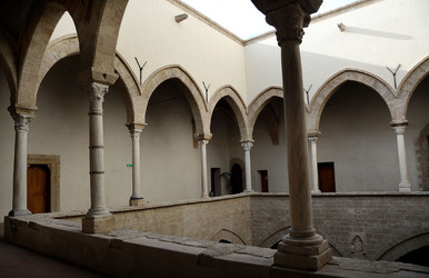 LOGGIATO arabo normanno allo Steri di Palermo. Fotografie di Giulio Azzarello &copy;2014.