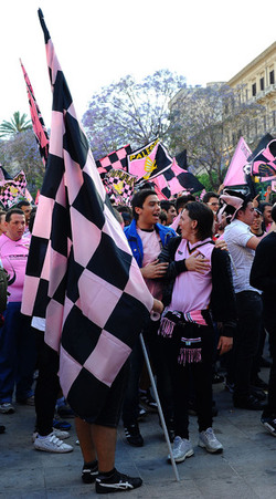 I TIFOSI DEL PALERMO CALCIO in piazza per festeggiare. Fotografie di Giulio Azzarello ©2014. I TIFOSI DEL PALERMO CALCIO in piazza per festeggiare. Fotografie di Giulio Azzarello ©2014.