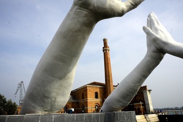 LE MANI DI LORENZO QUENN Biennale di Venezia. Fotografie di Giulio Azzarello &copy;2020.