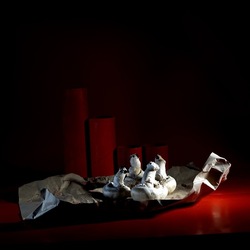 CARTONI ROSSI. Fotografie di Giulio Azzarello &copy;2023.