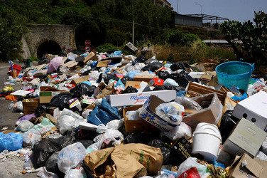 DISCARICA abusiva nei pressi del comune e paese di Monreale in Sicilia. Fotografie di Giulio Azzarello &copy;2014.