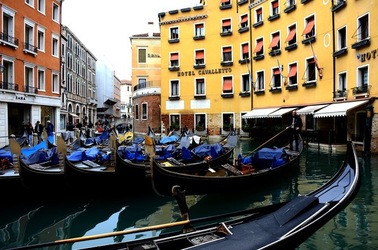 VENEZIA fotografie di Giulio Azzarello &copy;2022.