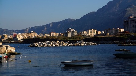 BARCHE. Fotografie di Giulio Azzarello ©2022. BARCHE. Fotografie di Giulio Azzarello ©2022.