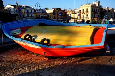 BARCHE. Fotografie di Giulio Azzarello ©2022. BARCHE. Fotografie di Giulio Azzarello ©2022.