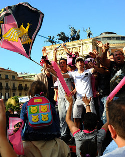I TIFOSI DEL PALERMO CALCIO in piazza per festeggiare. Fotografie di Giulio Azzarello ©2014. I TIFOSI DEL PALERMO CALCIO in piazza per festeggiare. Fotografie di Giulio Azzarello ©2014.
