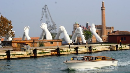 LE MANI DI LORENZO QUENN Biennale di Venezia. Fotografie di Giulio Azzarello &copy;2020.