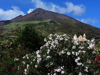 STROMBOLI fotografie di Giulio Azzarello ©2020. STROMBOLI fotografie di Giulio Azzarello ©2020.