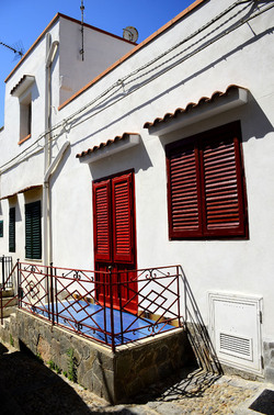 ISOLA DI USTICA il paese. Fotografie di Giulio Azzarello ©2016. ISOLA DI USTICA il paese. Fotografie di Giulio Azzarello ©2016.