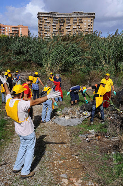 LA BONIFICA delle coste a Palermo una azione simbolica di Lega Ambiente Sicilia. Fotografie di Giulio Azzarello &copy;2014.
