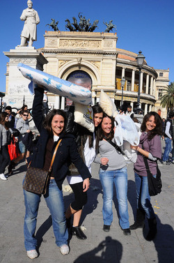 LOTTA DI CUSCINI flash mob fotografie di Giulio Azzarello ©2014. LOTTA DI CUSCINI flash mob fotografie di Giulio Azzarello ©2014.