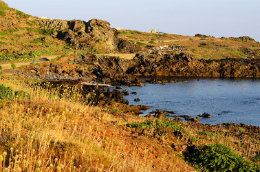 ISOLA DI USTICA la costa. Fotografie di Giulio Azzarello &copy;2016.