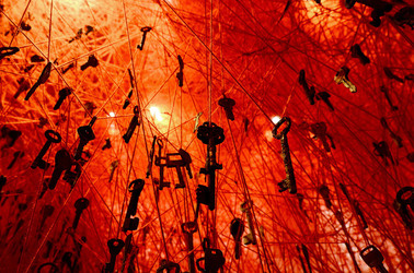 BIENNALE di VENEZIA padiglione giapponese. Foto di Giulio Azzarello &copy;2015 2016. Opera di Chiharu Shiota The KEY in the HAND .