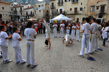 DANZE BRASILIANE E DANZATORI MULTIETNICI a Monreale in Sicilia. Fotografie di Giulio Azzarello &copy;2014.