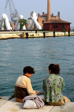 LE MANI DI LORENZO QUENN Biennale di Venezia. Fotografie di Giulio Azzarello &copy;2020.