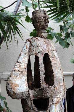 ANGELO DENARO pittore artista siciliano con la sua scultura di ferro. Fotografie di Giulio Azzarello &copy;2014.