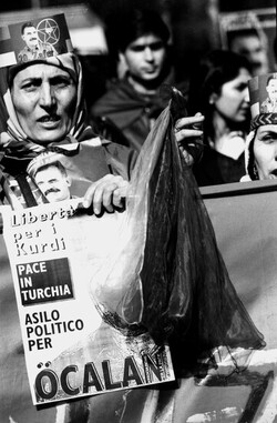 MANIFESTAZIONE per la pace nel curdistan turco. Fotografie di Giulio Azzarello &copy;2014.