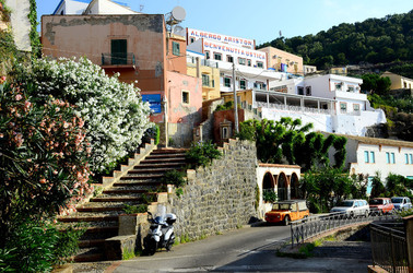 ISOLA DI USTICA il paese. Fotografie di Giulio Azzarello ©2016. ISOLA DI USTICA il paese. Fotografie di Giulio Azzarello ©2016.