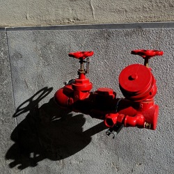 ROSSO. Fotografie di Giulio Azzarello ©2022. ROSSO. Fotografie di Giulio Azzarello ©2022.