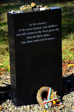 AUSCHHWITZ BIRKENAU le lapidi della memoria. Fotografie di Giulio Azzarello &copy;2016.