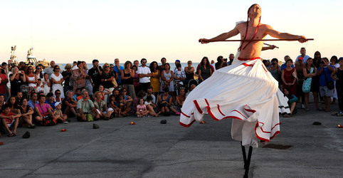 TRAMPOLIERI A LINOSA in Sicilia tutti i momenti dello spettacolo. Fotografie di Giulio Azzarello &copy;2014.