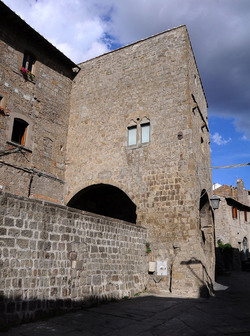 VITERBO e il suo centro storico. Fotografie di Giulio Azzarello &copy;2014.